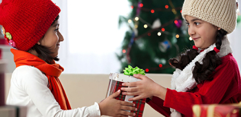 A hála és a figyelmesség tanítása a gyerekeknek az ajándékokon keresztül