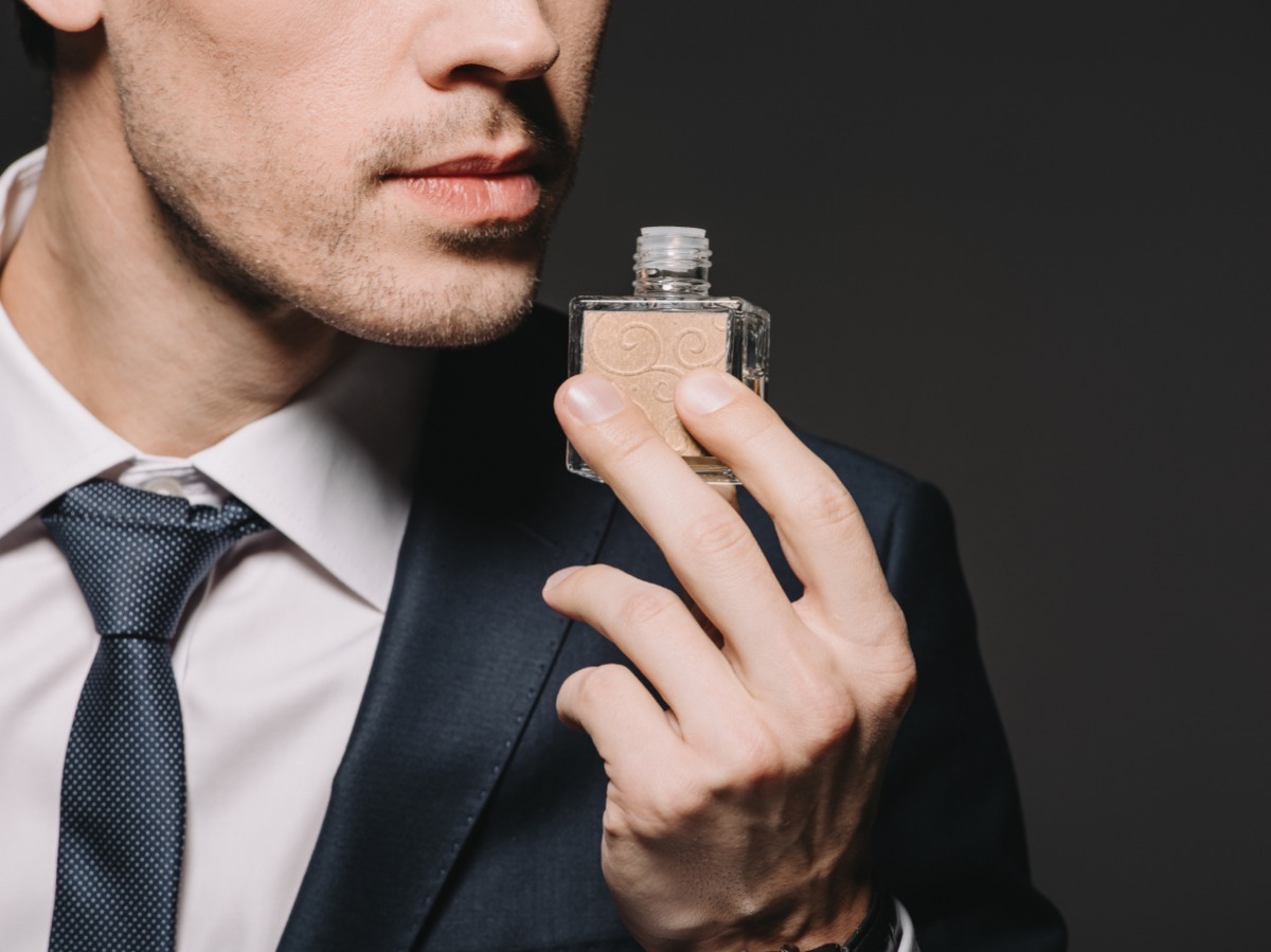 Férfi és parfüm